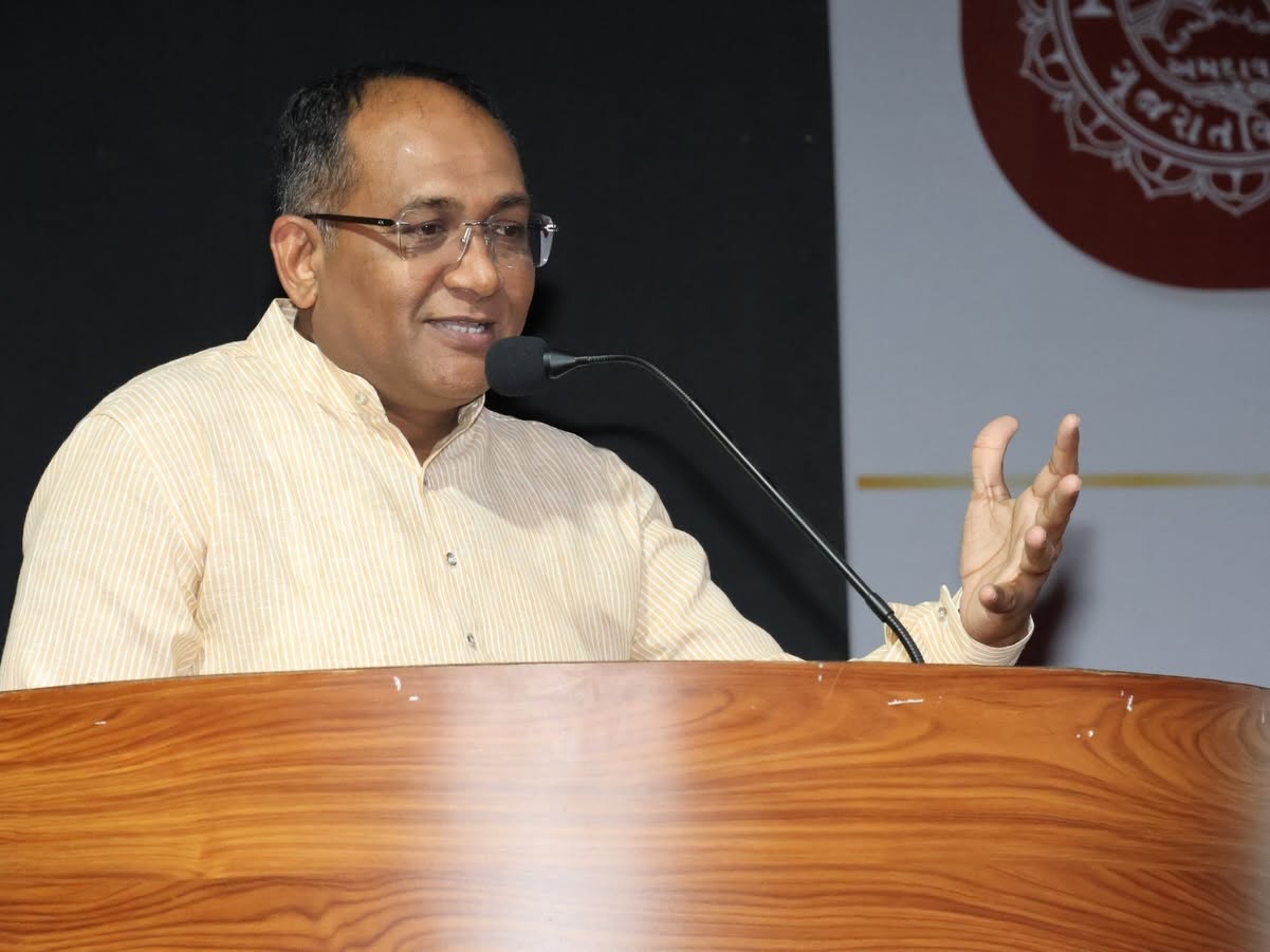 Gujarat Vidyapith Honors Retired Employees with Felicitation Ceremony