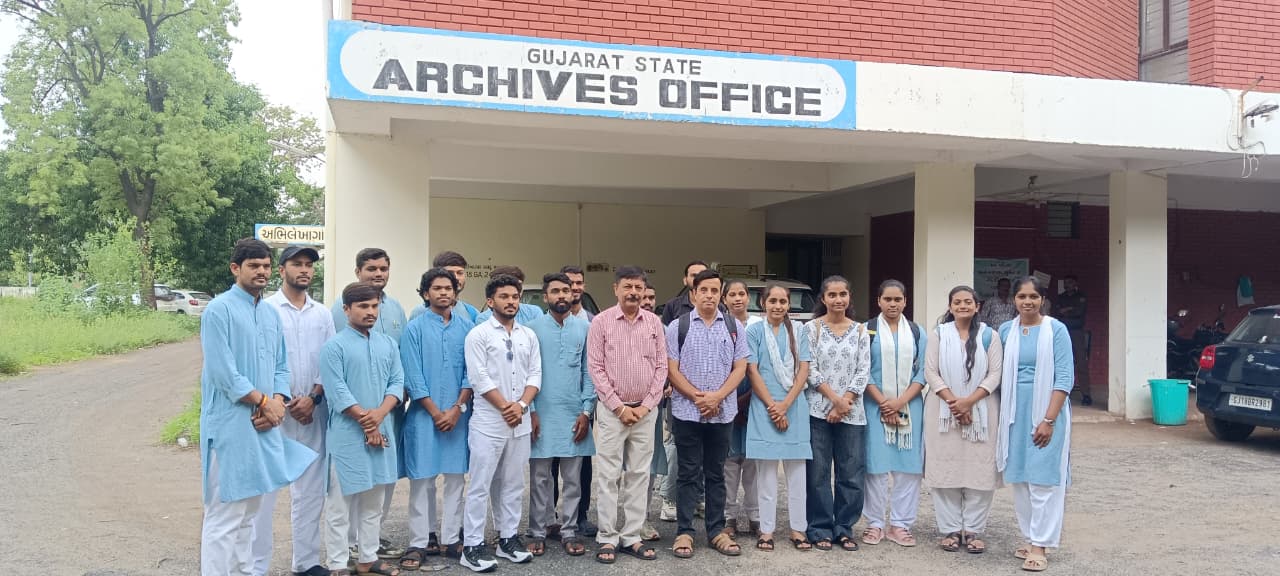 History comes alive as Gujarat Vidyapith students visit archives and Dandi Kutir. [04/08/26]